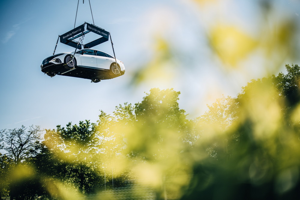 她在接受采 她在接受采
