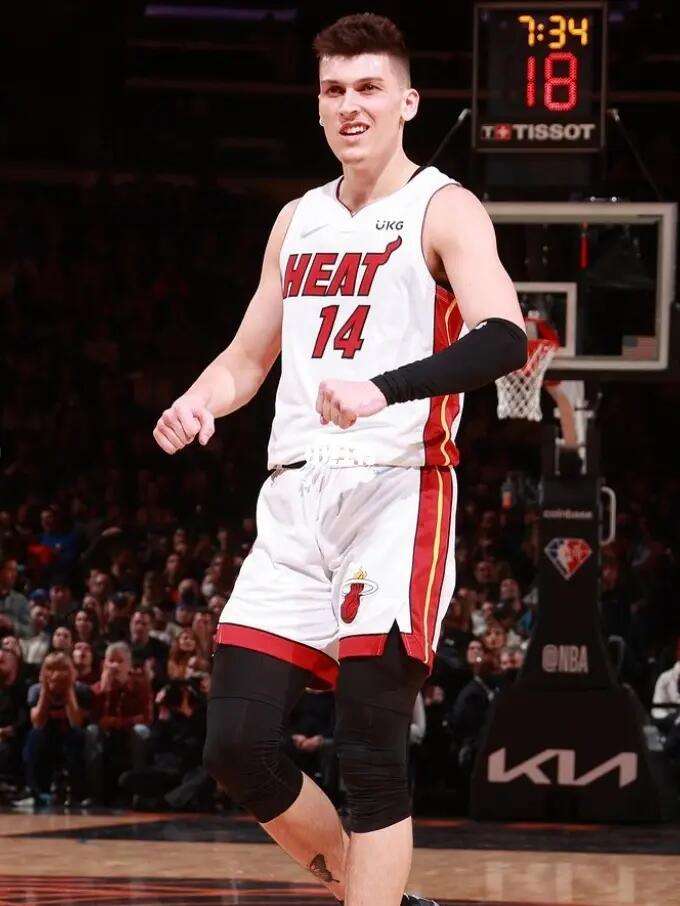 纳在边锋位 纳在边锋位